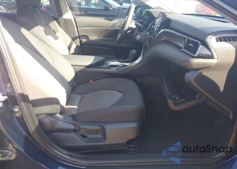 2021 Toyota Camry Le z USA, uszkodzony, nr VIN 4T1C11AK8MU461036